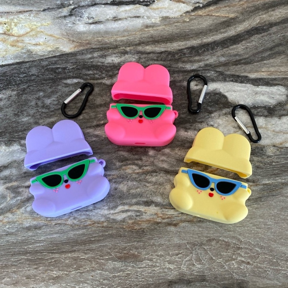 3 AirPod Pro Cases With Clips